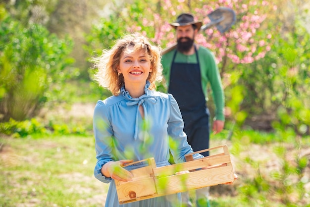 Właściciel małej firmy sprzedający organiczne owoce i warzywa dwie osoby spacerujące po polu rolniczym