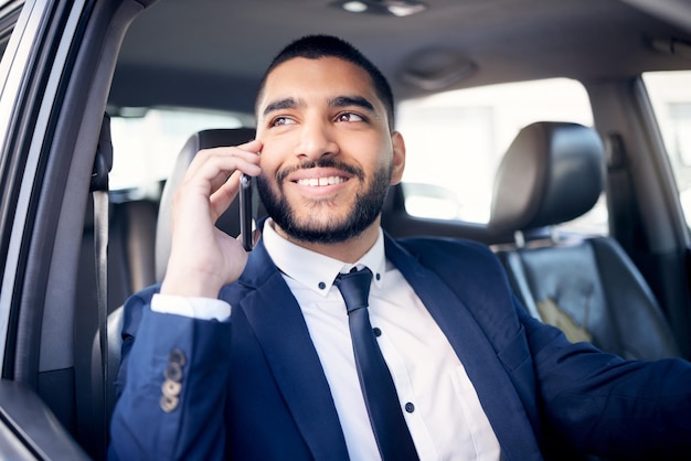 Właśnie podjeżdżam Zdjęcie młodego biznesmena rozmawiającego przez telefon komórkowy podczas prowadzenia samochodu