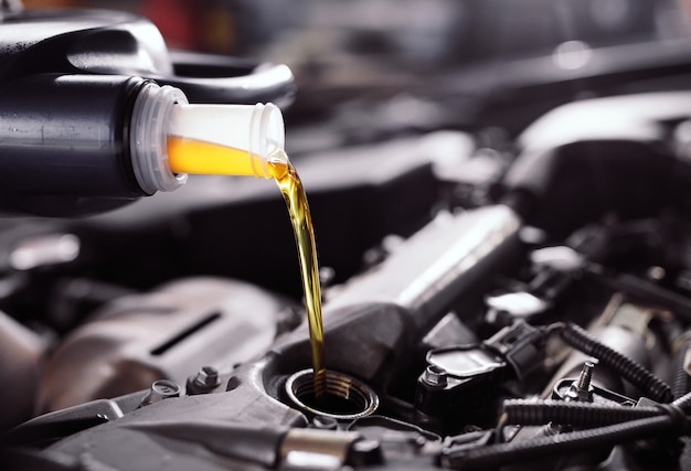 Wlewanie oleju silnikowego do silnika samochodowego.