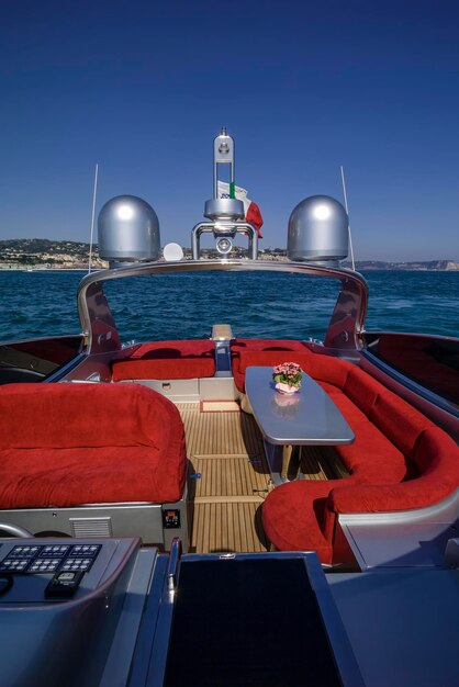 Włochy, Circeo (Rzym), Morze Tyrreńskie, luksusowy jacht Rizzardi 63, kokpit