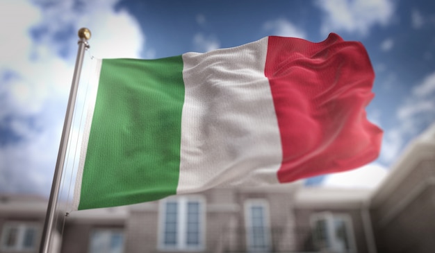 Włochy Flag 3D Rendering na tle błękitne niebo budynku