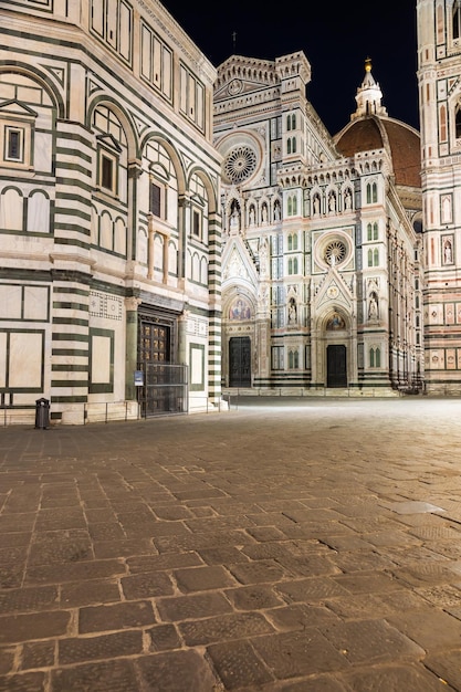 Włochy Florencja nocą Oświetlona architektura fasady katedry