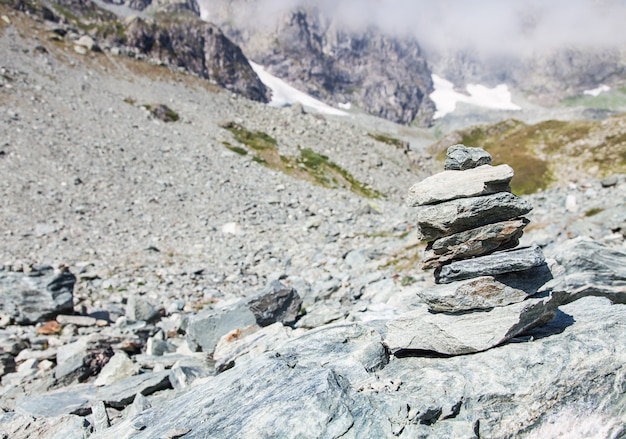 Włochy, góra Monviso. Znak ścieżki w pobliżu szczytu jednej z najbardziej malowniczych gór Alp.