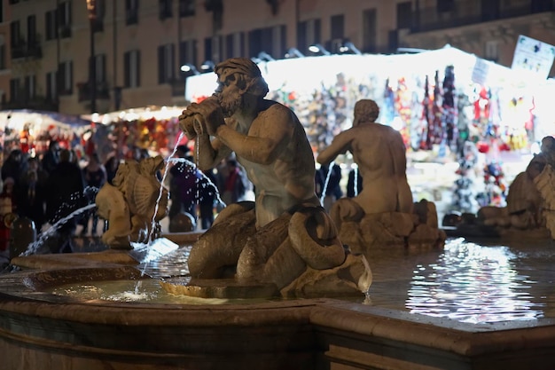 Włochy Lacjum Rzym Navona kwadrat jedna z fontann na placu w nocy