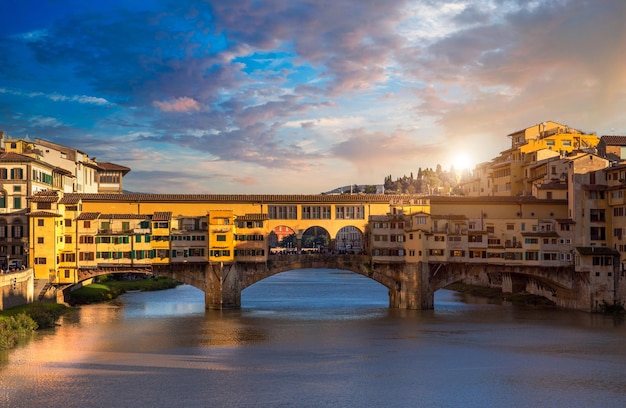 Włochy Malowniczy piękny most Ponte Vecchio w historycznym centrum Florencji