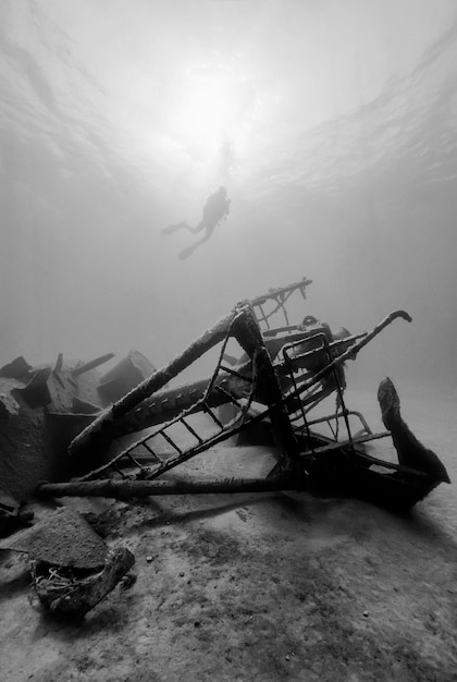 Włochy, Morze Śródziemne, nurek i zatopiony wrak statku - SKAN FILMU