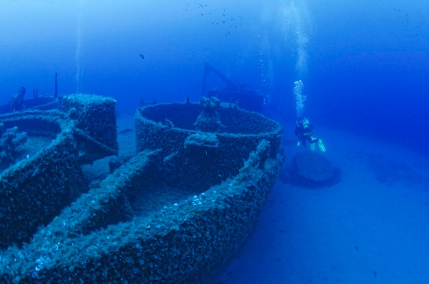 WŁOCHY, Morze Śródziemne, wyspa Ponza; wrak zatopionego statku i płetwonurek (SKAN FILMU)