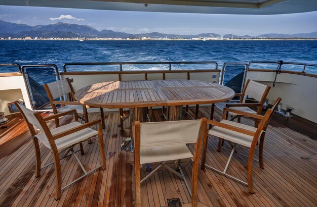 Włochy, Morze Tyrreńskie, u wybrzeży Viareggio, luksusowy jacht 82', pokład słoneczny na rufie