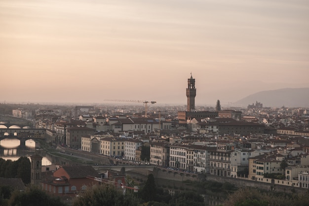 Włochy Na Obiektywie O Dalekiej Ostrości, Widok Z Placu Zabaw Na Rzece Arno I Palazzo Vecchio W Wieczornym Zachodzie Słońca.