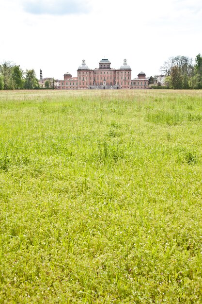 Włochy - Pałac Królewski Racconigi. Zielony ogród Pałacu w okresie wiosennym