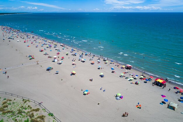 Włochy, plaża Adriatyku. Odpocznij na morzu w pobliżu Wenecji. Zdjęcia lotnicze z drona FPV.