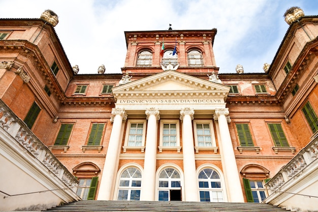 Włochy - region Piemont. Wejście do Zamku Królewskiego Racconigi