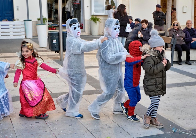 Włochy, Sycylia, Marina di Ragusa (prowincja Ragusa); 2 marca 2019 r. dzieci bawiące się podczas karnawału na centralnym placu miasta - REDAKCJA