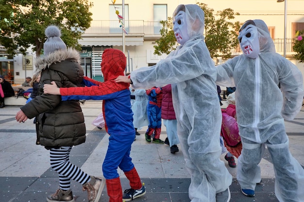 Zdjęcie włochy, sycylia, marina di ragusa (prowincja ragusa); 2 marca 2019 r. dzieci bawiące się podczas karnawału na centralnym placu miasta - redakcja