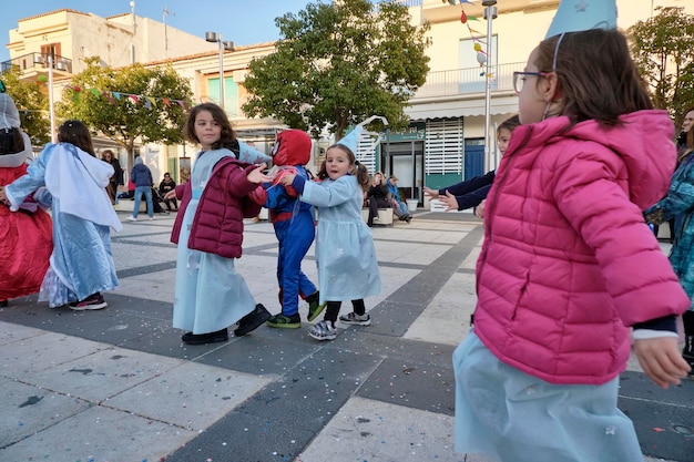 Włochy, Sycylia, Marina di Ragusa (prowincja Ragusa); 2 marca 2019 r. dzieci bawiące się podczas karnawału na centralnym placu miasta - REDAKCJA