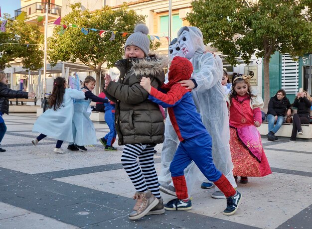 Włochy, Sycylia, Marina di Ragusa (prowincja Ragusa); 2 marca 2019 r. dzieci bawiące się podczas karnawału na centralnym placu miasta - REDAKCJA