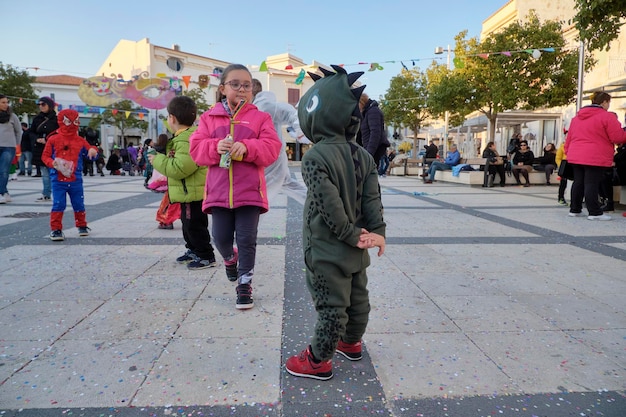 Włochy, Sycylia, Marina di Ragusa (prowincja Ragusa); 2 marca 2019 r. dzieci bawiące się podczas karnawału na centralnym placu miasta - REDAKCJA