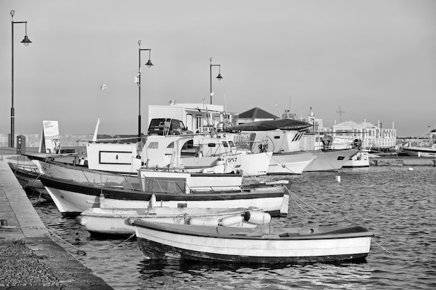 Włochy, Sycylia, Marzamemi (prowincja Syrakuz); 10 lipca 2018 r., kutry rybackie w porcie – REDAKCJA
