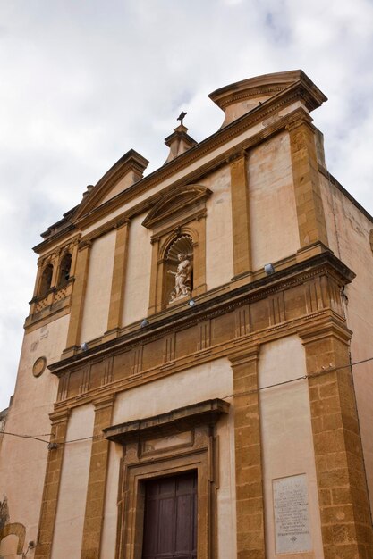 Włochy, Sycylia, Mazara del Vallo (prowincja Trapani), barokowa fasada kościoła św. Vito in Urbe, zbudowana w XVII wieku n.e.