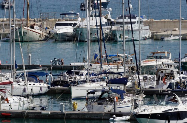 Włochy, Sycylia, Morze Śródziemne, Marina di Ragusa; 5 września 2015, widok luksusowych jachtów w marinie - OD REDAKCJI
