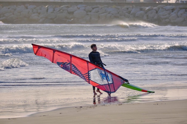 Włochy, Sycylia, Morze Śródziemne, Marina di Ragusa (prowincja Ragusa); 7 grudnia 2021, windsurfer na lądzie - OD REDAKCJI