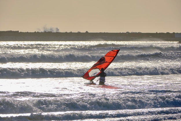 Włochy, Sycylia, Morze Śródziemne, Marina di Ragusa (prowincja Ragusa); 7 grudnia 2021, windsurfer na morzu - OD REDAKCJI