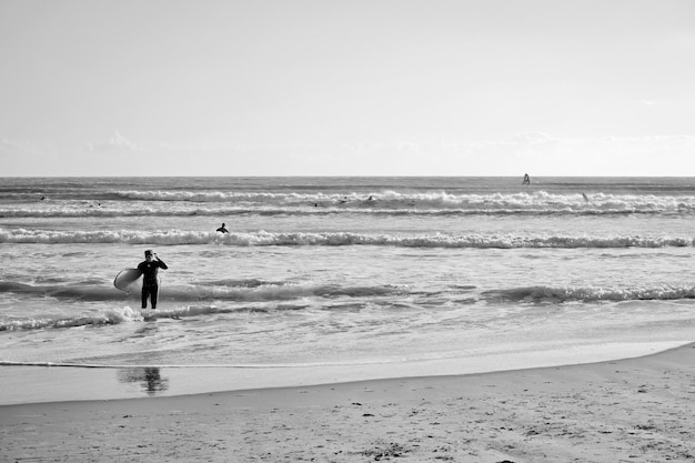 Włochy, Sycylia, Morze Śródziemne, Marina di Ragusa (prowincja Ragusa); surferzy w morzu