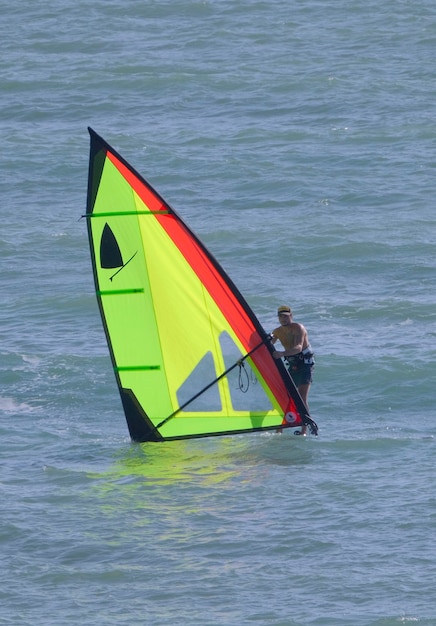 Włochy, Sycylia, Morze Śródziemne, Marina di Ragusa (prowincja Ragusa); windsurfer na morzu