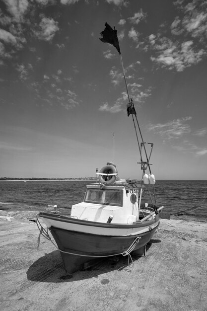 Włochy, Sycylia, Morze Śródziemne, Sampieri (prowincja Ragusa); mała drewniana łódź rybacka na lądzie