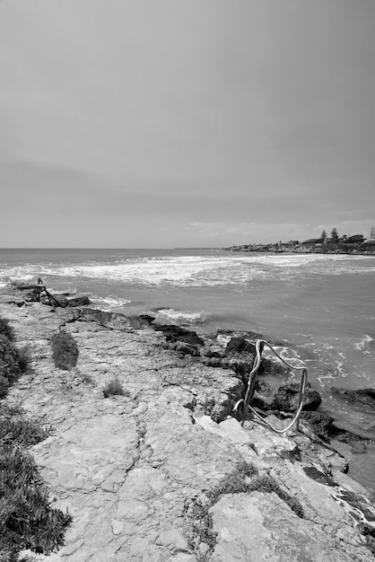 Włochy, Sycylia, Morze Śródziemne, widok na południowo-wschodnie wybrzeże Sycylii i plażę Torre di Mezzo (prowincja Ragusa)