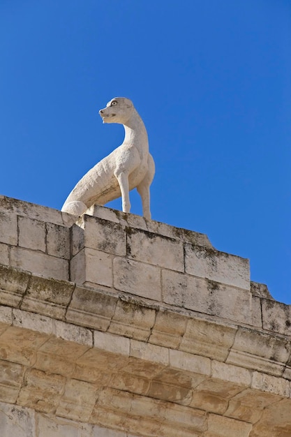 Włochy Sycylia Noto Prowincja Siracusa barokowa statua zwierząt na kamiennym łuku Porta Reale