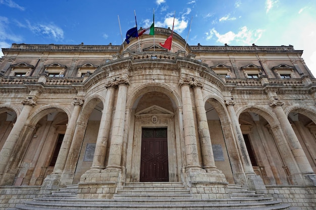 Włochy, Sycylia, Noto (prowincja Syrakuzy), barokowa fasada pałacu Ducezio (1746)