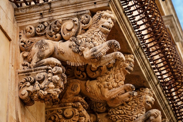 Włochy Sycylia Noto Prowincja Syrakuzy Villadorata Pałac Nicolaci Pomnik UNESCO barokowe ozdobne posągi pod balkonami