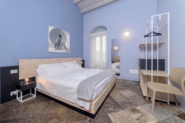 Włochy, Sycylia, prowincja Ragusa, wiejska; 27 maja 2021 r., elegancki dom prywatny, sypialnia - Redakcja