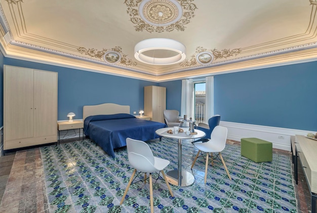 Włochy, Sycylia, Ragusa; 28 czerwca 2018, sypialnia w starym sycylijskim domu z malowanym sufitem - OD REDAKCJI