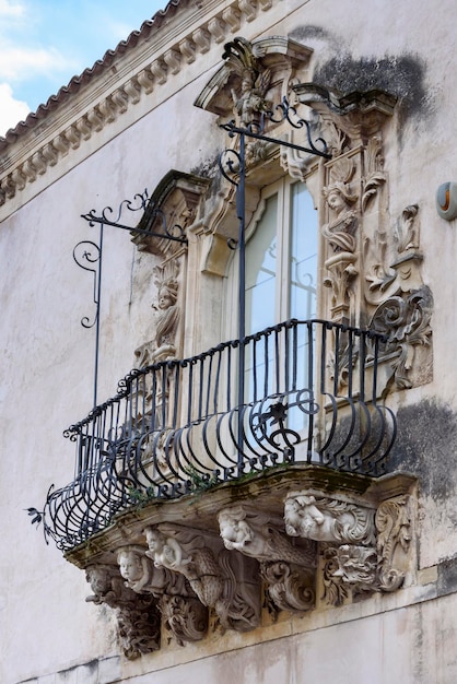 Włochy, Sycylia, Ragusa, barokowa fasada pałacu zacco i balkon (pomnik unesco), XVIII wiek.