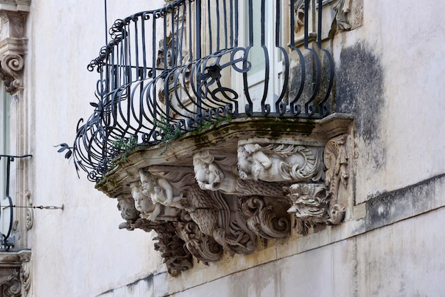 Włochy, Sycylia, Ragusa, barokowa fasada pałacu Zacco i balkony (pomnik Unesco), XVIII wiek.