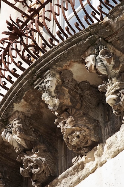 Włochy, Sycylia, Ragusa Ibla, barokowa fasada Pałacu Cosentini (pomnik Unesco), ozdobne posągi pod balkonem