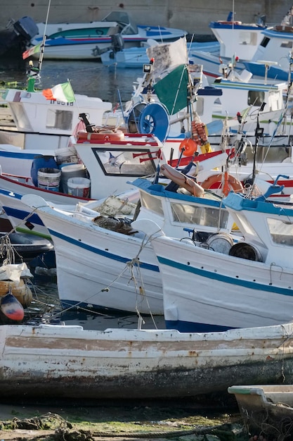 Włochy, Sycylia, Scoglitti (prowincja Ragusa); 22 lutego 2017 r., sycylijskie drewniane łodzie rybackie w porcie - Redakcja