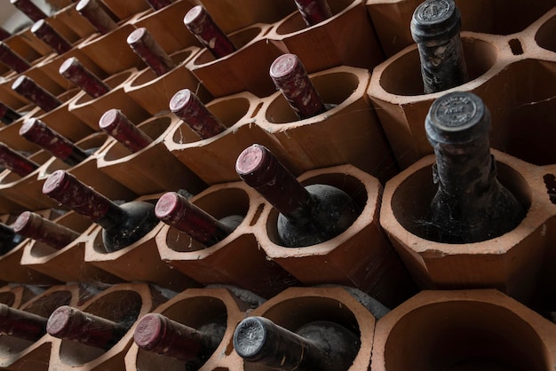 Włochy Sycylia starych butelek czerwonego wina starzenia się w piwnicy z winami