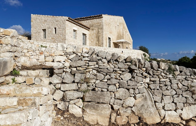 Włochy, Sycylia, wieś (prowincja Ragusa), typowy kamienny sycylijski dom