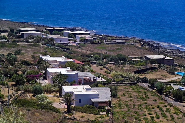 WŁOCHY, Sycylia, wyspa Pantelleria, widok na wyspę i Dammusi, typowe lokalne kamienne domy w stylu arabskim
