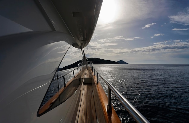 Włochy Toskania Elba Widok na wybrzeże z luksusowego jachtu Azimut 75'