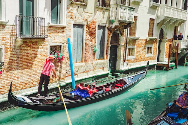 Włochy Wenecja 25 maja 2019 r. ludzie w gondoli podczas wycieczki nad kanałem letnie wakacje