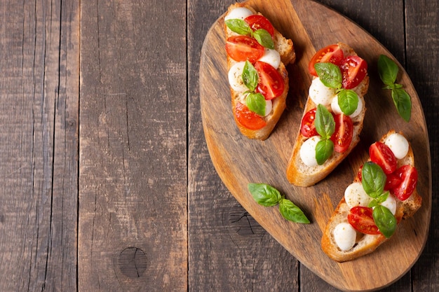 Włoska bruschetta pomidorowo-serowa Tapas antipasti z posiekanymi warzywami, ziołami i olejem