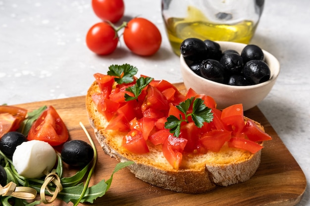 Włoska bruschetta z pomidorami, oliwą, zieloną pietruszką. typowa włoska przystawka antipasti w restauracji we Włoszech Rzym Mediolan.