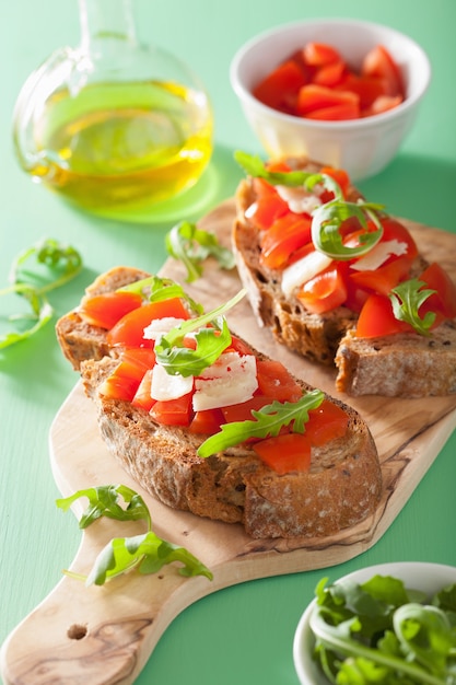 Zdjęcie włoska bruschetta z pomidorami parmezan rucola