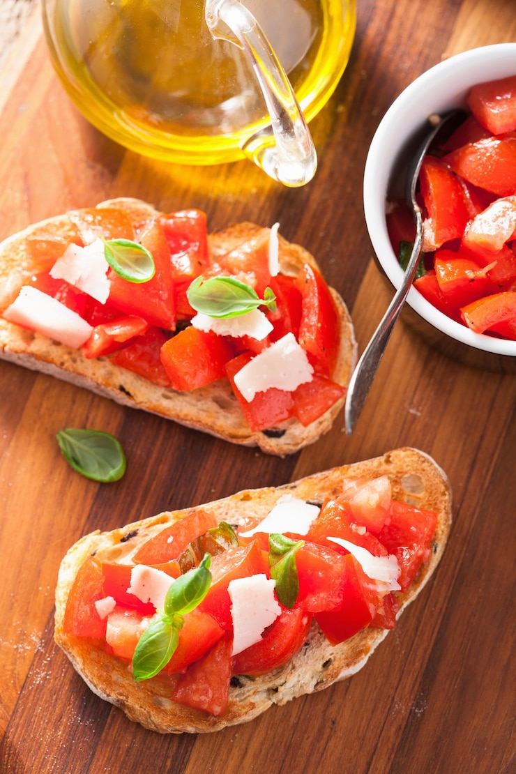 Zdjęcie włoska bruschetta z pomidorami, parmezanem, czosnkiem i oliwą z oliwek