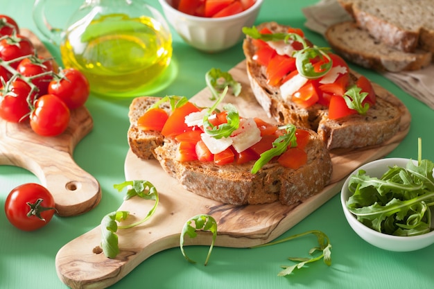 Włoska bruschetta z pomidorami rukolą parmezan