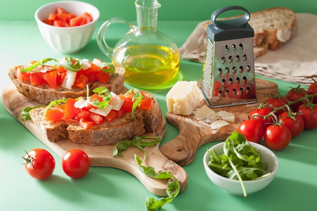 Włoska bruschetta z pomidorami rukolą parmezan